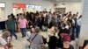Alegerea din timp a biletelor de avion reprezintă cel mai important pas în planificarea vacanței. Imagine generică cu efectele grevei sponane a piloților Tarom de pe 8 iulie 2024. 