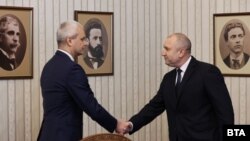 Лидерът на проруската "Възраждане" Костадин Костадинов и президентът Румен Радев. Снимката е от април