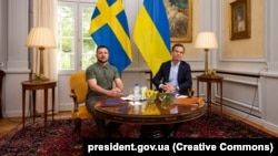 Украин президенти Владимир Зеленский (солдо) жана Швециянын премьер-министри Ульф Кристерссон. 2023-жылдын август айы. 