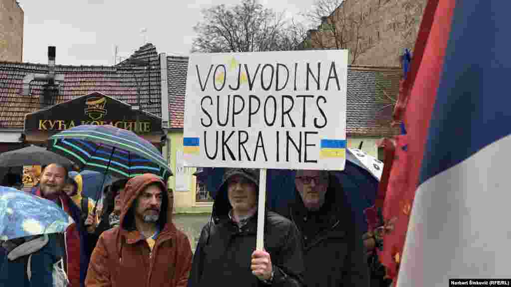 Jedan od učesnika antiratne šetnje nosi transparent na kome piše "Vojvodina podržava Ukrajinu". Novi Sad je glavni grad Autonomne pokrajine Vojvodine na severu zemlje.