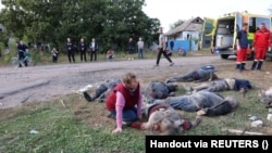 «Жахлива трагедія»: десятки загиблих та руйнування внаслідок атаки на Харківщині (фотосвідчення)