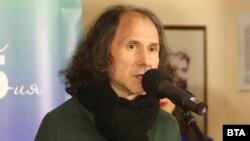 Петър Чухов (в средата)