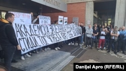 Okupljeni su ispred fakulteta razvili transparente na kojima piše "Akademska zajednica teba da se stidi, tog čoveka kraj sebe da vidi" i "Položićemo i ovaj ispit", Novi Sad, 28. mart 2024.