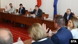 Заседанието на правната комисия в парламента. В средата председателят на комисията Стою Стоев от "Продължаваме промяната - Демократична България"