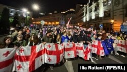 В Тбилиси вече близо месец не стихват протестите срещу така наречения закон за "чуждестранните агенти".