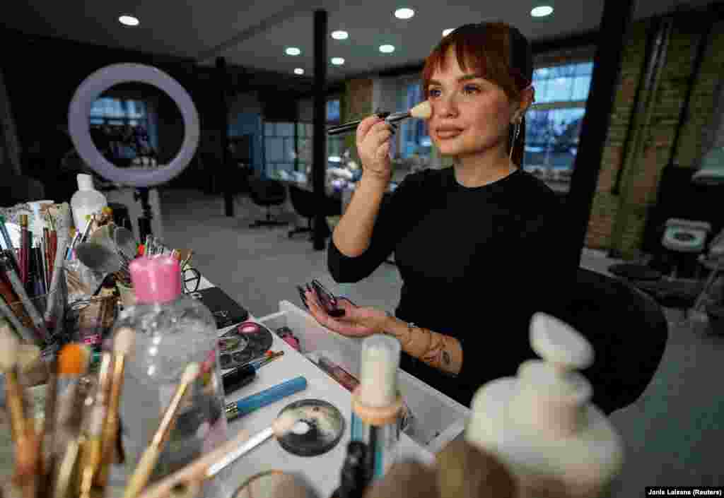 Irinina kozmetičarka, Anastasija Subačeva, koja sada živi u Viljnusu, u Litvaniji, priseća se aprilske večeri kada je naišla na post na društvenim mrežama na kojem je prikazana beživotna ruka. "Prošla sam kroz naše poruke i uporedila njene slike koje sam snimila sa tom slikom. I to je bila ona. Počela sam da vrištim.... Plakala sam na majčinom ramenu, osećala sam se jako prazno i povređeno." 