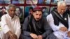 د پښتون ژغورنې غورځنګ مشر منظور پشتین ( په مینځ کې) په کوټه کې د لادرکه کسانو لپاره په احتجاجي خېمه کې ناست دی ـ پخوانی انځور