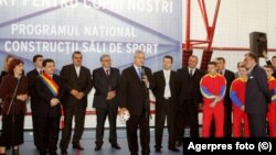 Premierul Adrian Nastase inaugurează, pe 4.11.2004, cea de-a 402-a sală de sport construită în timpul mandatului său. Presa anilor 2000 a abundat în exemple de săli construite în programul național al Guvernului Năstase inutilizabile sau care s-au transformat rapid în ruine.