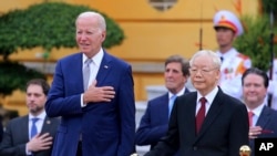 Vijetnamski generalni sekretar Komunističke partije Ngujen Fu Trong (desno) i američki predsednik Džo Bajden (levo) prisustvuju ceremoniji vojnog dočeka u predsedničkoj palati u Hanoju, Vijetnam, 10. septembra 2023.