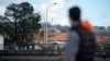 Migrant gleda na graničnu patrolu francuske policije na španjolsko-francuskom graničnom mostu u Santiagu između Iruna (Španija) i Hendayea (Francuska), foto arhiv