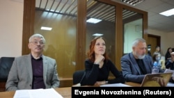 ოლეგ ორლოვი (მარცხნივ) სასამართლოში. 11 ოქტომბერი, 2023. 