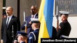 Украинанын премьер-министри Денис Шмыгал жана АКШ коргоо министри Ллойд Остин жолугушуунун алдында. Пентагон, АКШ. 12-апрель, 2023-жыл.