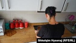 Žrtva porodičnog nasilja u kuhinji svog novog privremenog doma u Prištini, koji se nalazi u Centru za zaštitu žena i dece.