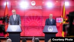 Albanski premijer Edi Rama na zajedničkoj konferenciji za novinare sa makedonskim premijerom Dimitrom Kovačevskim u Skoplju 6. jula 2023. 