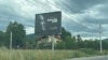 Un afiș cu Nicolae Ciucă în care promovează cartea „Un ostaş în slujba ţării”, pe un drum din Maramureș, 28 mai 2024.