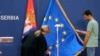 Osoblje Palate Srbija pegla zastavu Evropske unije u sali za pres-konferencije, Beograd, jun 2022.