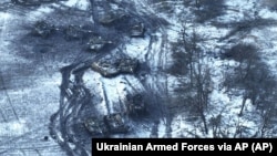Пошкоджені Силами оборони України російські танки під Вугледаром після спроби армії РФ атакувати це місто. Донеччина, лютий 2023 року