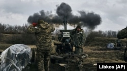 Українські військові ведуть вогонь із гаубиці по російських позиціях поблизу Бахмуту на Донеччині, 7 березня 2023 року