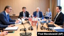 Прем’єр-міністр Косова Альбін Курті (праворуч) і президент Сербії Александар Вучіч (ліворуч) зустрічаються за посередництва представників Євросоюзу, 2 травня 2023 року