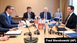 Върховният представител на Европейския съюз по външната политика Жозеп Борел (в средата, отзад) се среща със сръбския президент Александър Вучич (вляво) и косовския премиер Албин Курти (вдясно) в Брюксел, 2 май 2023 г.