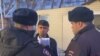 "Эми өзбектерди желмогуз кылып көрсөтөт". Генералдын өлүмүнөн кийин мигранттарга кысым күчөйбү?