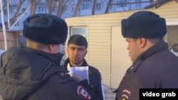 Орусиядагы полиция өкүлдөрү мигранттарды текшерип жатышат.