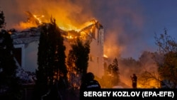 Ukrajinski spasioci rade na gašenju požara na mjestu ruskog raketnog udara na privatne zgrade u Harkivu, na sjeveroistoku Ukrajine, 10. maja.
