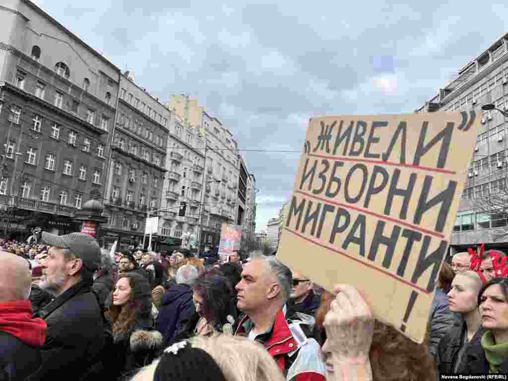 'Živeli izborni migranti!' još je jedna od poruka koja je mogla da se vidi na protestima. Beograd, 30. decembar 2023.