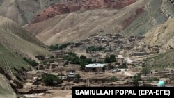 برخی از باشنده‌گان و دهقانان مناطق سیلاب‌زده در ولایت‌های مختلف به رادیو آزادی می‌گویند، سیلاب‌ها و باران‌های شدید حاصلات زراعتی‌شان را از بین برده است و یا حاصلات‌شان را کاهش داده است.