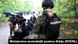 Migranti okruženi snagama Žandarmerija čuče u šumi u graničnom pojasu između Srbije i Mađarske, 12. septembar 2023.