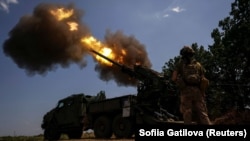 Український військовослужбовець веде вогонь із самохідної гаубиці 2С22 «Богдана» по позиціях російських військ біля Бахмуту на Донеччині, 5 липня 2023 року, ілюстративне фото
