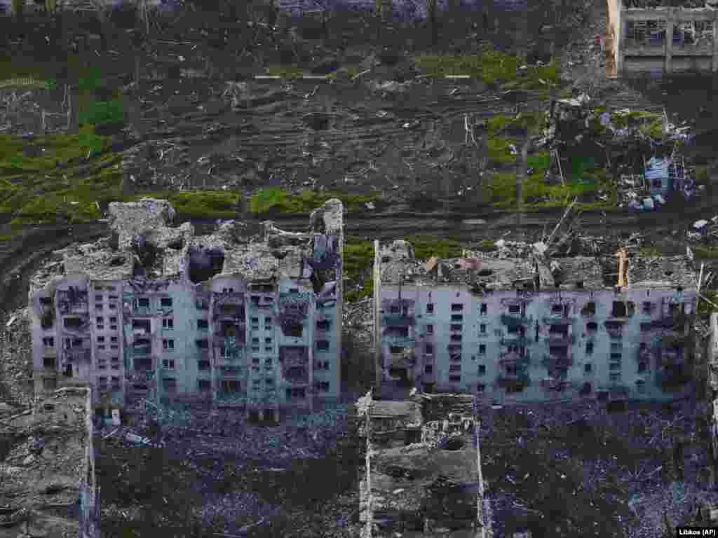 Марьинка расположена в 86 километрах к юго-западу от Бахмута — места самых кровопролитных боёв этой войны. И Марьинка, и Бахмут пережили безжалостные артиллерийские дуэли, после которых стали похожи на декорации для съёмок фильмов об апокалипсисе 
