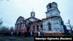 Parohljani obilježavaju Vaskrs kod teško oštećene crkve u selu Lukašivka, Černigovska oblast, Ukrajina, 16. aprila 2023. godine.
