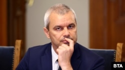 Лидерът на "Възраждане" Костадин Костадинов по време на заседанието на правната комисия в сряда.