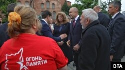 Президентът Румен Радев поздрави част от участниците в "Безсмъртен полк", след като те дойдоха до Паметника на незнайния войн в София.