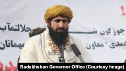 په بدخشان کې د طالبانو سرپرست والي نثار احمد احمدي په يوه غونډه کې وينا کوي - انځور له ارشیفه