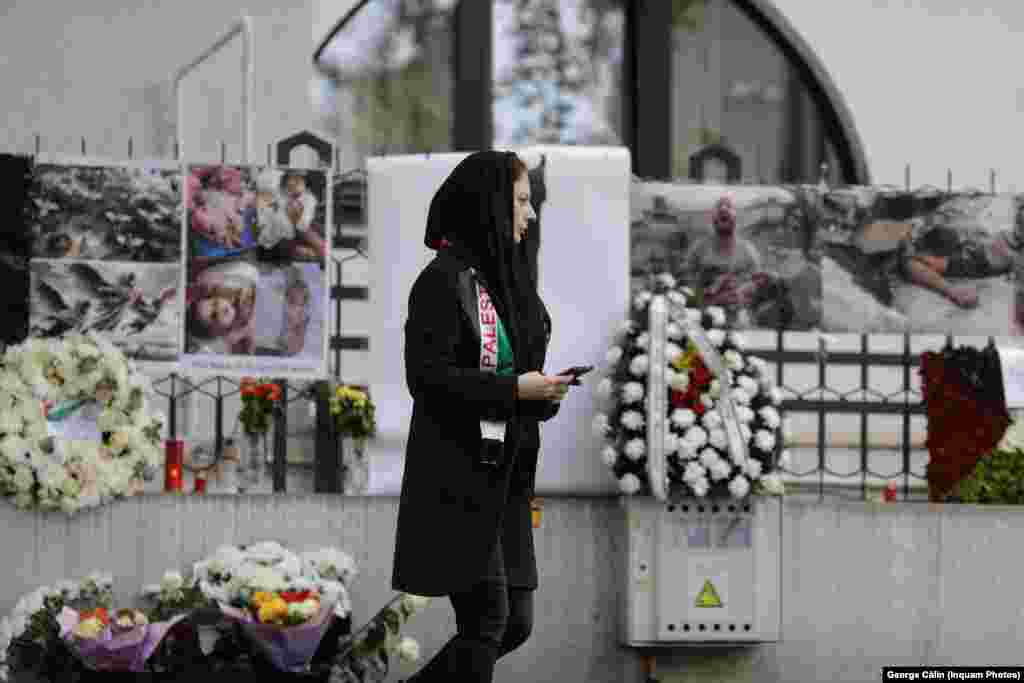 Mai multe fotografii cu victime civile din Fâșia Gaza au fost prezentate pe gardul Ambasadei Palestinei în România. În semn de omagiu, erau deja depuse mai multe coroane de flori. 
