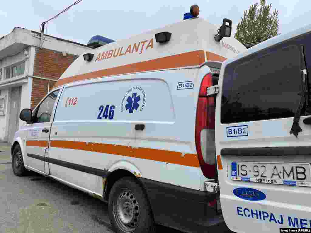O ambulanță din curtea Serviciului Județean de Ambulanță Iași care, de asemenea, are peste un milion de kilometri la bord. 
