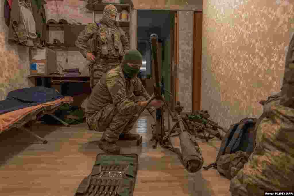 Кузя – голубоглазый военный высокого роста. Он осматривает свое оружие и отказывается говорить о том, сколько целей уничтожил. Признается, что нервничал, когда впервые по-настоящему стрелял из снайперской винтовки. Удачный выстрел произвел только с третьей попытки. С тех пор с этим проблем не было. "Не может быть никаких сомнений, когда спускаешь курок, – говорит Кузя. – Черт, он враг для меня. Это он пришел ко мне домой. Я к нему не приходил"