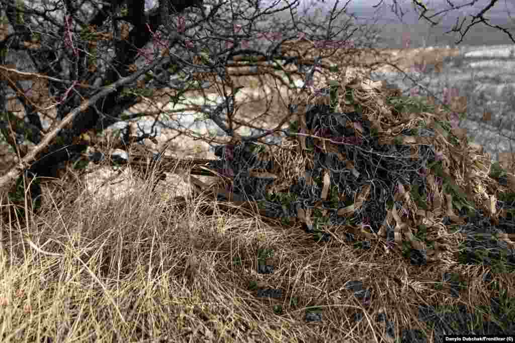 Vojnik obučen u maskirnu uniformu cilja pušku tokom obuke. Snajperisti su obučeni u kamuflažu poznatu na engleskom kao ghillie odijela. Na ukrajinskom i ruskom, ova uniforma se zove &quot;kikimora&quot;, inspirirana zlim istočnoslavenskim kućnim duhom.