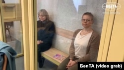 Марина Золотова менен Людмила Чекина сот залында. 17-март, 2023-жыл. 