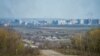 Coloane de fum se ridică deasupra orașului Bahmut după un bombardament, Ucraina, 10 aprilie 2023.
