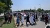 د پي ټي اېم ګڼ فعالان د ګیله من وزیر د جنازې په قافله کې له پېښوره تېرېږي - د جولای ۱۱مې انځور.