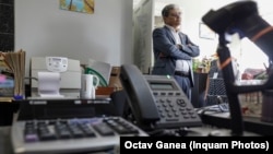 Ministrul de Finanțe din România, Marcel Boloș, în timpul unei vizite la o trezorerie din București. Boloș ar urma să fie responsabil de implementarea unor posibile modificări fiscale care vizează marile companii din România.