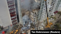 Un bloc distrus de bombardamentele rușilor, în orașul Uman.