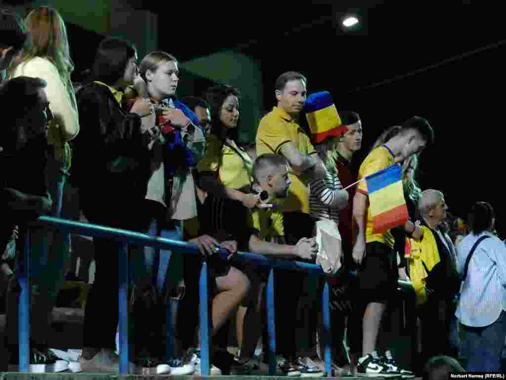 „În seara asta am venit să-i văd pe băieți, au jucat un fotbal frumos, au legat pase, au ieșit bine la joc, au transmis fericire, au transmis emoție, au fost fotbaliști în adevăratul sens al cuvântului”, completează Alin. 
