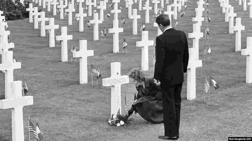 Predsjednik Reagan i njegova supruga Nancy polažu cvijeće na grob brigadnog generala Theodorea Roosevelta Jr. iz Drugog svjetskog rata na Normandijskom američkom groblju 6. juna 1984. godine. Američki istoričar Michael Dolsy primijetio je da su Reganovi govori na komemoracijama Dana D značajno doprinijeli "mitskom" statusu tog događaja u američkoj kulturi kasnog 20. vijeka.
