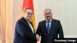 Лесли Вигери менен Нурланбек Шакиев.