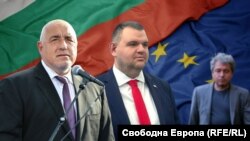 От ляво надясно: Бойко Борисов (ГЕРБ), Делян Пеевски (ДПС) и Тошко Йорданов ("Има такъв народ") на фона на българското и европейското знамена. Колаж.