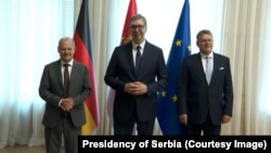 Cancelarul german Olaf Scholz (de la stânga la dreapta), președintele sârb Aleksandar Vučić și vicepreședintele Comisiei Europene Maros Sefcovic se întâlnesc la Belgrad pe 19 iulie.
